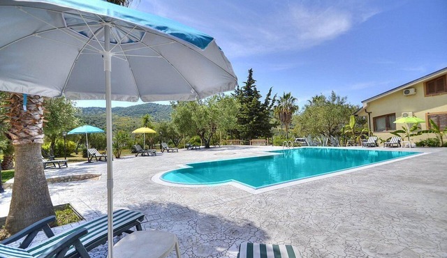 Casa Clelia E: A welcoming apartment surrounded by the greenery.