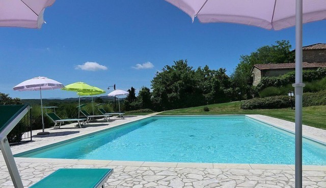Casa Gelso C: A cozy and welcoming apartment that is part of an ancient country house in the characteristic style of the Tuscan countryside, with Free WI-FI.