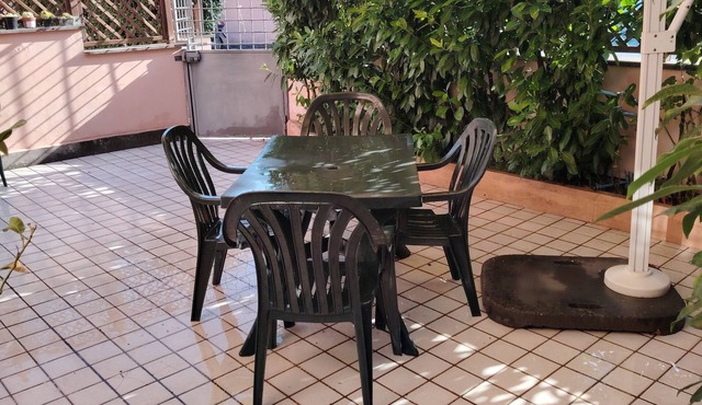Casa indipendente con camera da letto e soggiorno terrazzo e giardino mattonato