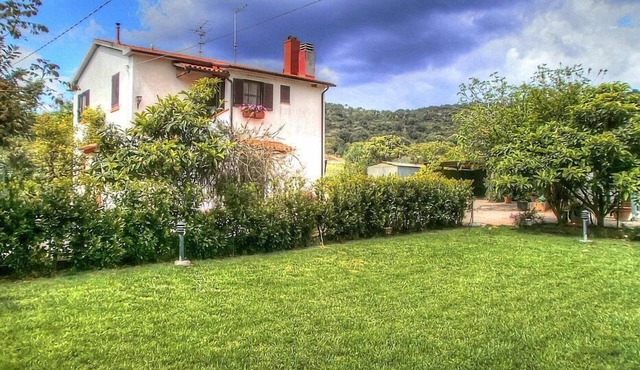 Casa Melampo: A graceful apartment that covers the entire top floor of an ancient country manor situated in the heart of the Tuscan countryside.
