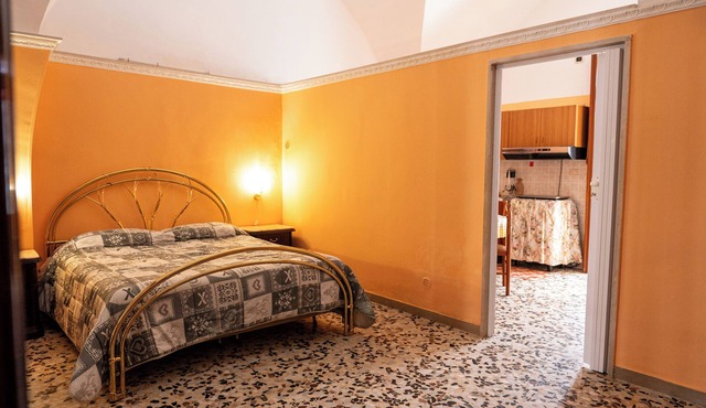 Casa Lucia – Two-room apartment with double bed, single bed, and baby cot