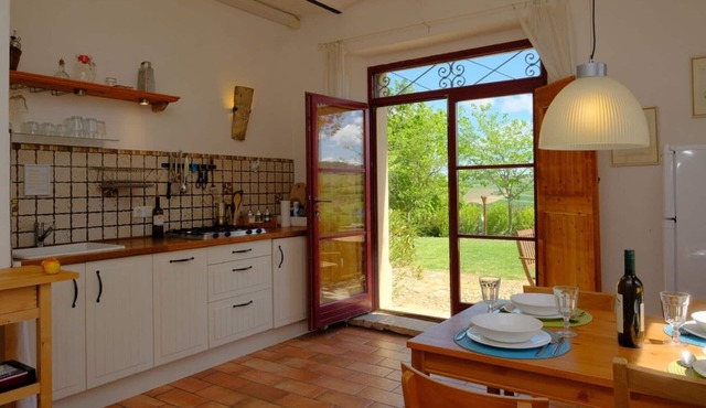 Casa Montale, 4/5 Cantina, typical country house, gr. Pool, secluded location, panoramic views