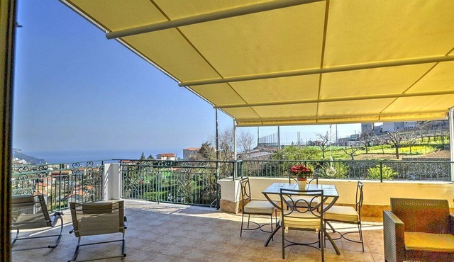 Casa Otis: Is a welcoming apartment in a quiet position, located on a hillside above the sea.