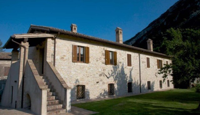 Casa ridente nella valle del Menotre con giardino