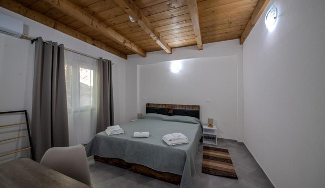 Casale in legno nella natura laziale