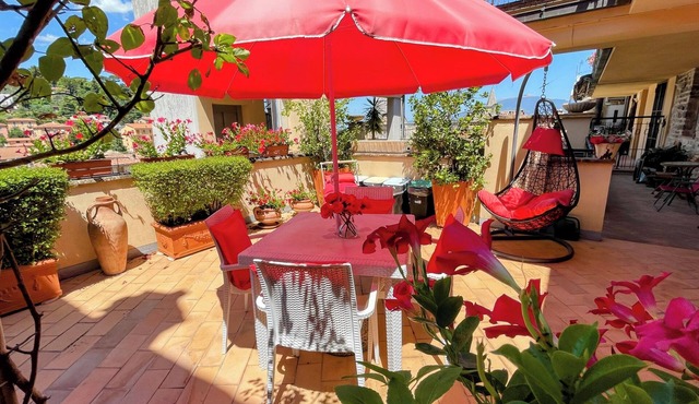 Central Spoleto apartment with large sunny terrace with views