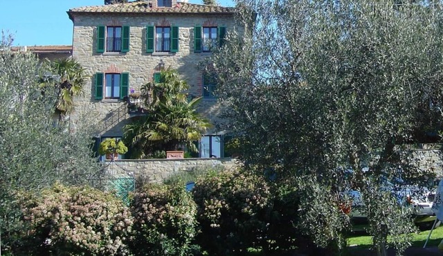 Characteristic rustic-style cottage near the town center and the lake.