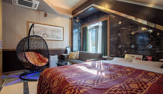 Charme: Romantic Hideaway in Central Tokyo