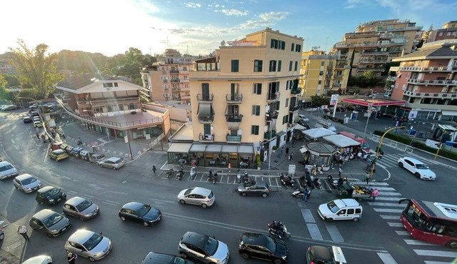 Charming 1-bedroom apartment with WiFi, AC in enchanting Roma