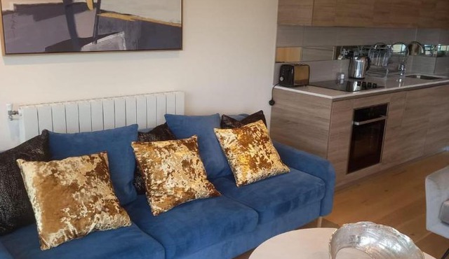 Charming 1-Bedroom Apartment with City View in Central London
