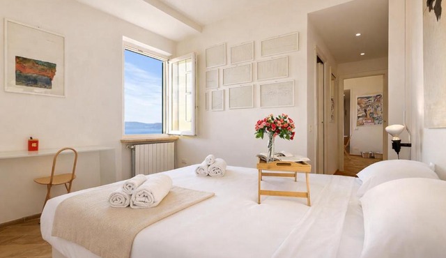 Charming 2BR Home Terrace & Great Lake View