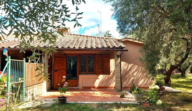 Charming escape in the green, a short walk from the lake – pets welcome