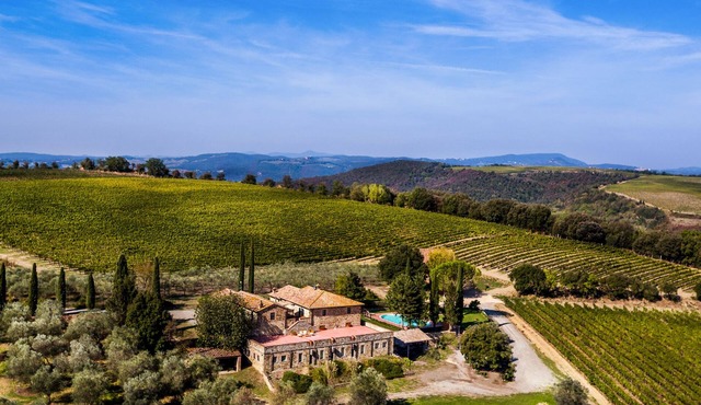 Charming farmhouse with private pool among Brunello vineyards A real Escape!