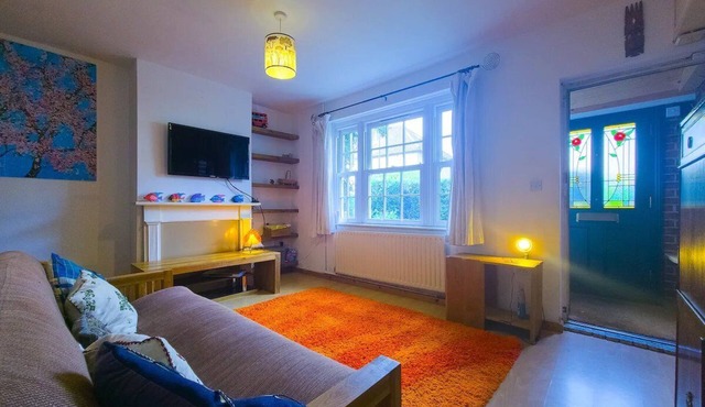 Charming Home Near Thames & DLR - Pass the Keys