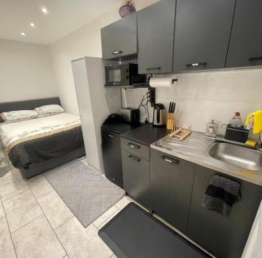 Chic Modern Studio Apartment near Heathrow Airport
