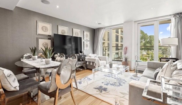 Chic Riverside Retreat | On the Thames