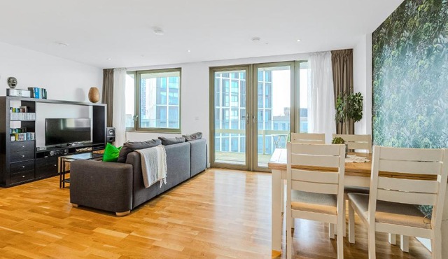 Comfortable 2BR with balcony in Stratford, 3min DLR