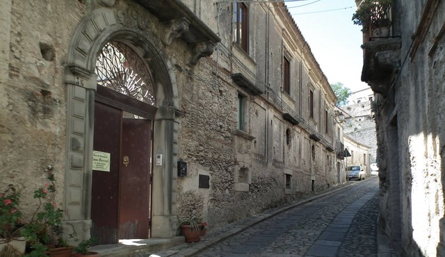Comfortable B & B in Gerace, (see beautiful villages in Italy). Rooms at Casa Ferrari