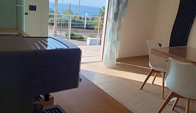 Comfortable Deluxe Apartment in the center of Tropea with sea view balcony