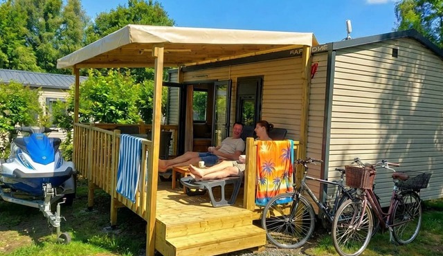 Comfortable mobile home with terrace in Saint-Gérons