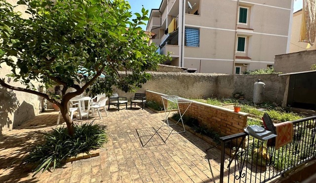 Comfortable, spacious apartment complete with garden in the center of Tropea.