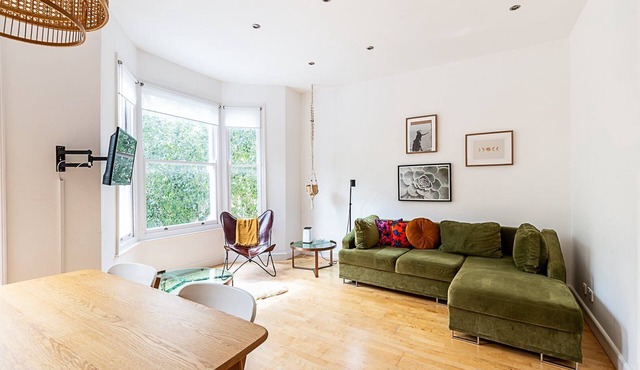 Contemporary Archway Retreat Near Tube