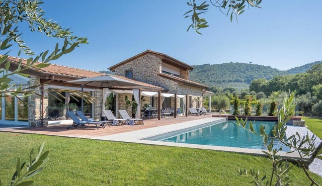 Contemporary villa with pool near Cortona