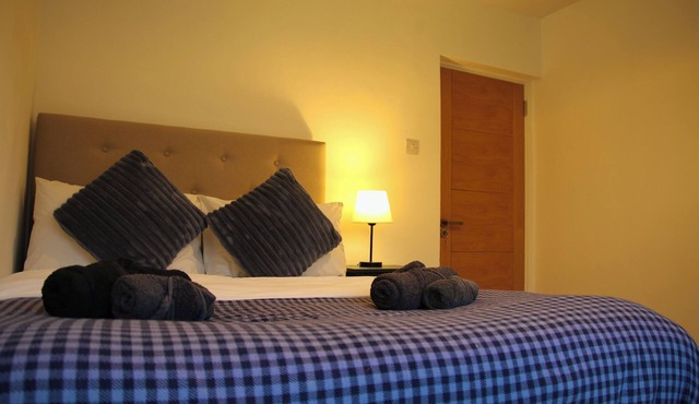 Contractor-Friendly stay - 8 minutes to the tube!