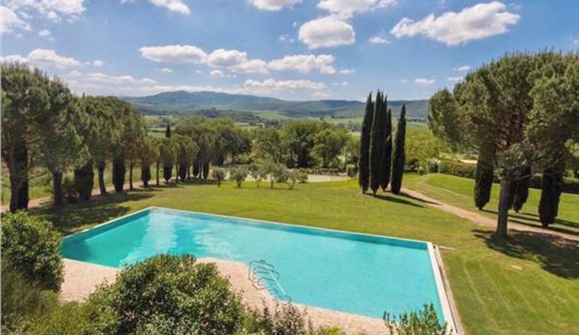 Cortile del Pozzo family home sleeps 8 with private garden by Italian Apartments