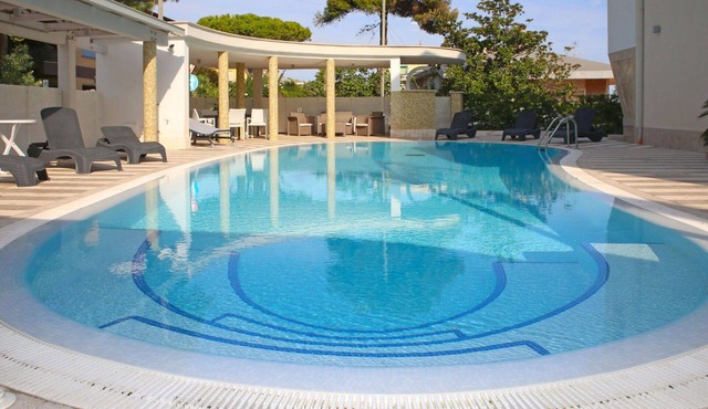 Cosy apartment for 8 people with WIFI, pool, A/C, TV, balcony and pets allowed