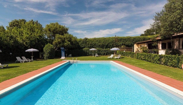 Cosy apartment in villa for 6 guests with pool, WIFI, TV, terrace and pets allowed