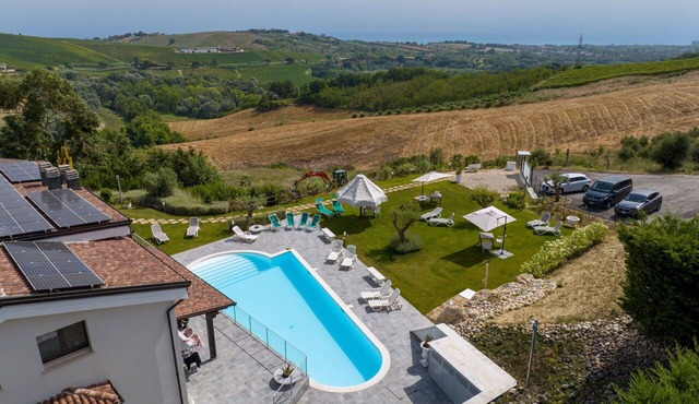 Cosy apartment in villa with hot tub, A/C, pool, WIFI, TV, patio, pets allowed and panoramic view