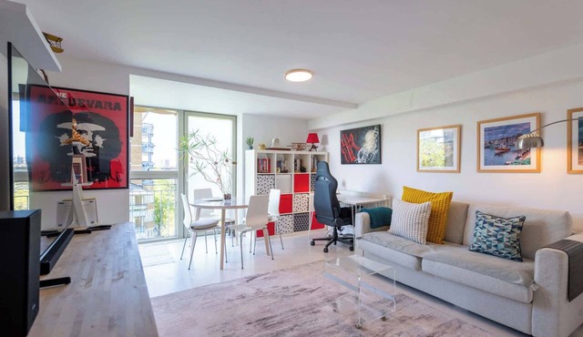Cosy Canalside Retreat in the Heart of West London