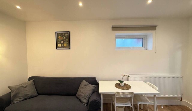 Cosy skylight Modern Studio + Free Private Parking