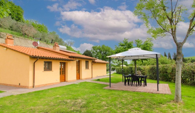 Cottage with private swimming pool, outdoor Jacuzzi and air conditioning. Extremely panoramic positi