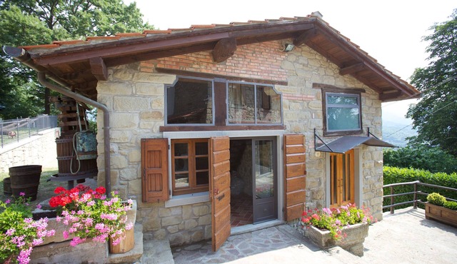 Country cottage with private pool in the green Casentino area