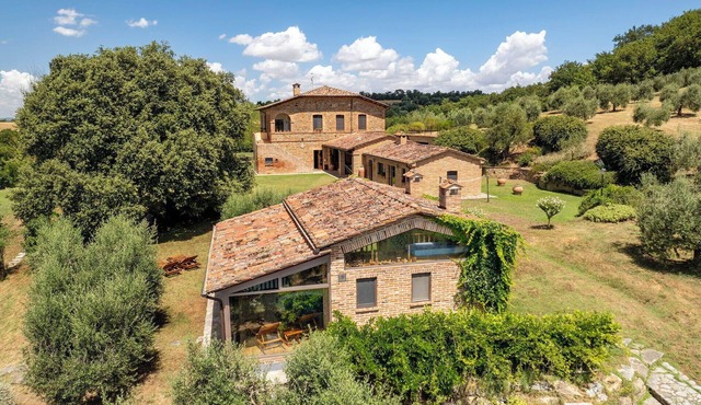 Country House/Farm House in Castiglione Del Lago with 5 bedrooms sleeps 9