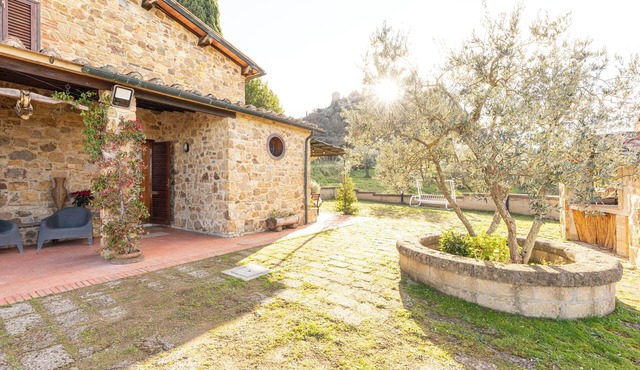 Country House 'Il Gugnolo - Casale In Val D'Orcia' with Private Terrace, Private Garden and Wi-Fi