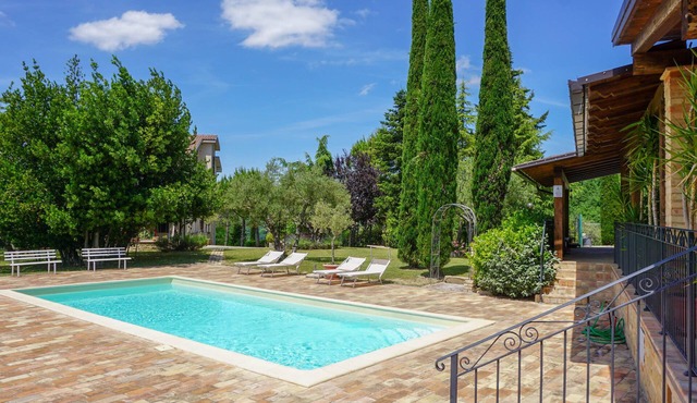 Country house with pool and superb views over Lake