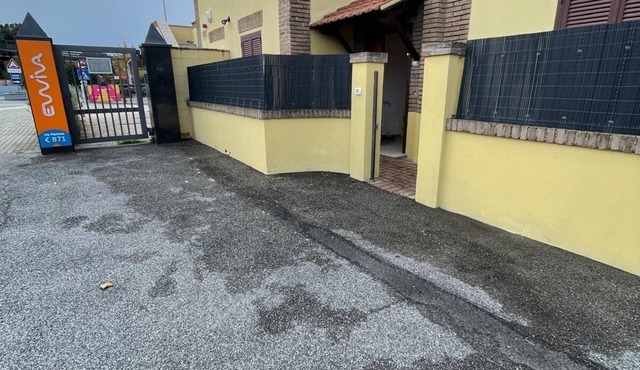 Cozy apartment with kitchen and free Wi-Fi 12 minutes from downtown.
