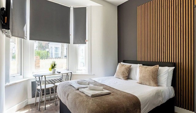 Cozy Hackney Studio | Full Kitchen