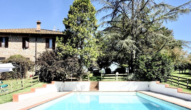 Cozy home for 4 people with heated pool 15 minutes from Siena