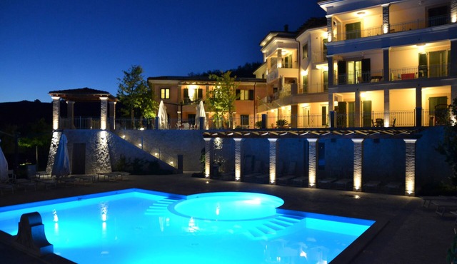 Cozy resort with rooms and apartments equipped with all comforts.