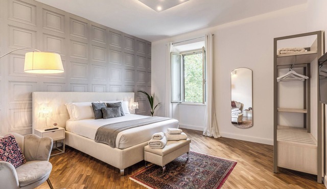 DELUXE Suite, stunning view of the Tiber River. Top floor with elevator