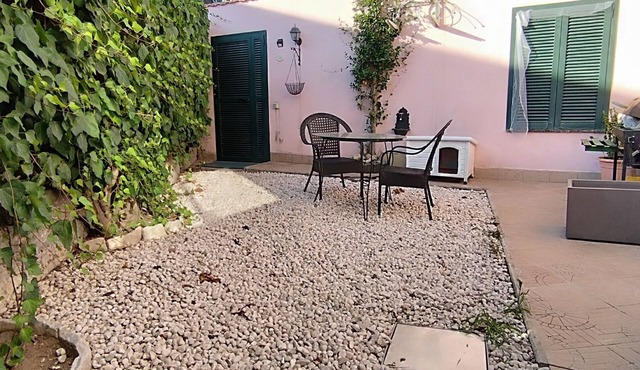 Dependance independent private garden in liberty villa city center Pet free