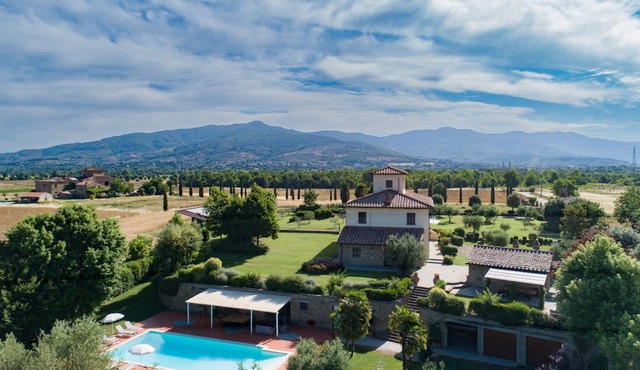 Design villa with large swimming pool in the heart of the Tuscan countryside
