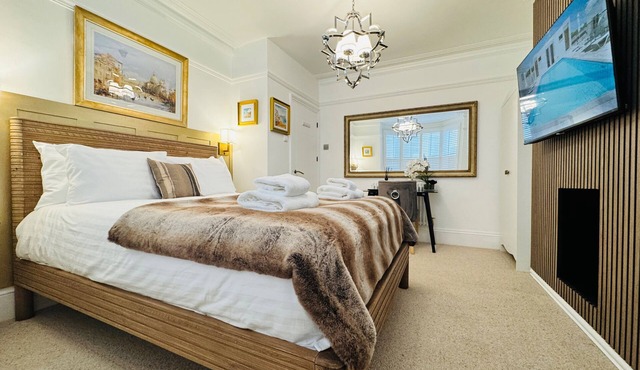 Designer 2 Bedroom Apartment in London with Garden