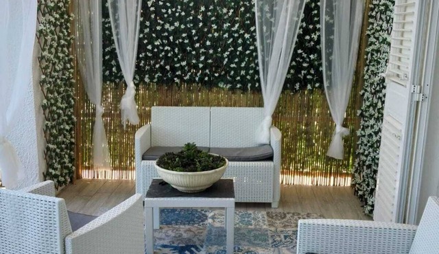 Detached apartment private garden facing the sea