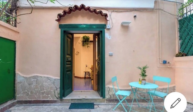 Detached house in the heart of Chiaia