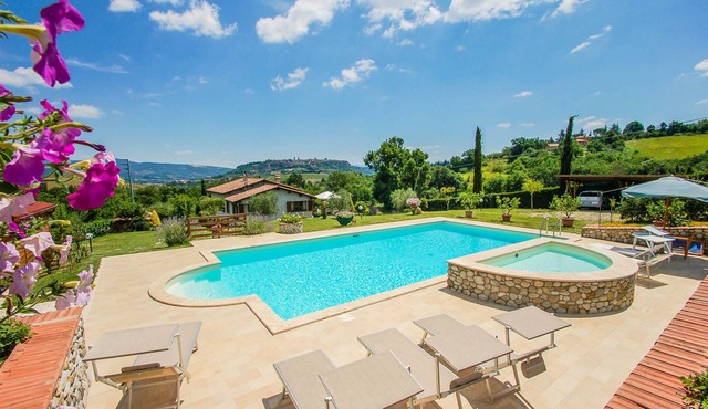 Detached house with private pool and panoramic view on the city of Orvieto.